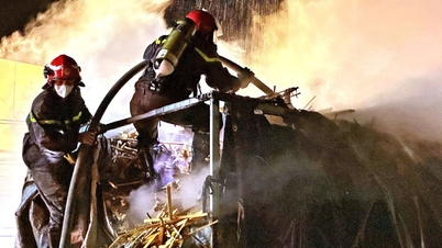 Holztransporter fängt Feuer, Polizisten tragen Gasmasken, um den Brand zu löschen