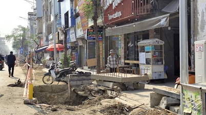 Lokasi pembangunan trotoar masih berantakan