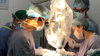 O Hospital da Amizade Viet Duc realizou com sucesso uma microcirurgia para reimplantar um dedo após 25 horas.