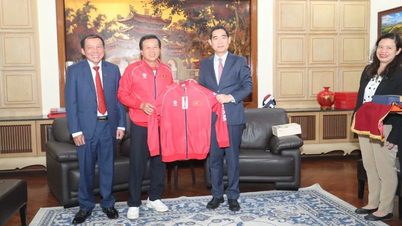 태국 주재 베트남 대사관에 베트남 스포츠가 전하는 의미 있는 선물