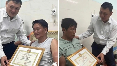 Награждение медалью «За отвагу» двух героев, спасших людей во время шторма в Лишоне.