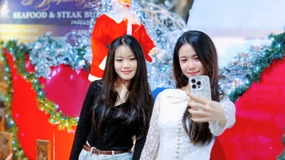 দা নাং বড়দিনের সাথে সাথে "ইনস্টাগ্রামেবল" মরসুমে প্রবেশ করছে, তরুণরা প্রতিদিন সকালে ছবি তোলার জন্য ভিড় জমাচ্ছে।