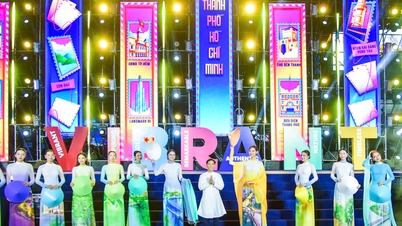 Embaixador apresenta o Ao Dai vietnamita a turistas durante a Semana de Turismo da Cidade de Ho Chi Minh.