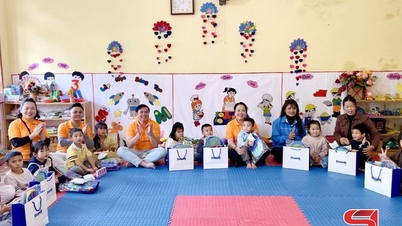 Volunteer group visited and gave gifts to students in Tan Phong commune