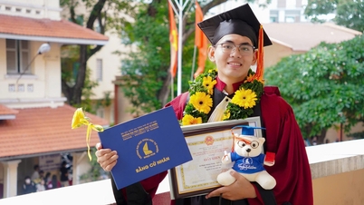 اعزاز کے ساتھ پہلا AI گریجویٹ 22 سال کی عمر میں یونیورسٹی کا تدریسی معاون بنتا ہے۔