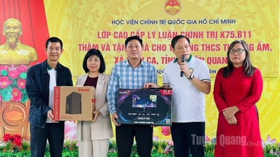 La classe de sciences politiques avancées K75.B11 a fait don de plus de 90 millions de VND aux élèves et à l'école secondaire Thuong Am.