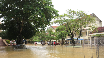 В случае сильных дождей и наводнений следует заблаговременно разрешить учащимся оставаться дома и не посещать школу.