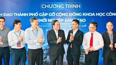 호치민시 지도자들이 과학기술계 인사들과 만났습니다.