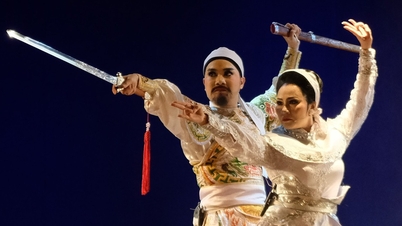 Coi hát bội tại chợ Bình Tây, coi người trẻ trong vở Hiền thần