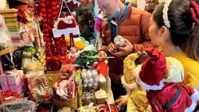 رنگین کرسمس کی سجاوٹ اور لوازمات سے بھرا ہوا ہے۔