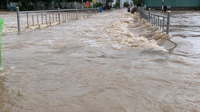 ฝนตกหนักต่อเนื่องเป็นเวลานานทำให้เกิดน้ำท่วมถนนหลายสายในตำบลวิงห์ไฮ