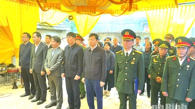 La comuna de Khanh Hoi recibe, celebra un servicio conmemorativo y entierra los restos de los soldados caídos.