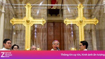 ノートルダム大聖堂にある重さ 400 kg の金メッキの十字架 2 つを鑑賞しましょう。