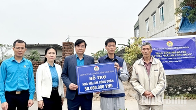 Liên đoàn Lao động tỉnh trao kinh phí hỗ trợ xây nhà “Mái ấm công đoàn”