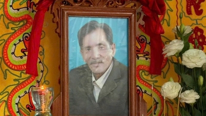 家族はトゥオン・ティンさんを葬儀に連れて行き、近所の人々は黙って見守った。