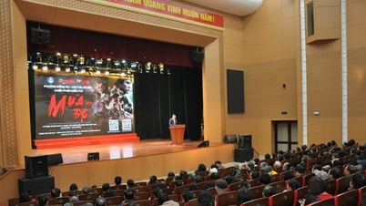 डोंग डा वार्ड के निवासी फिल्म "रेड रेन" देखकर भावुक हो गए।