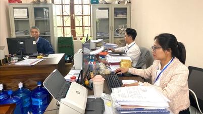 সরকারি কর্মচারী এবং সরকারি কর্মচারীরা ভ্রমণ সহায়তা পেয়ে আনন্দিত।