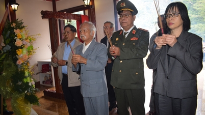 انقلابی بیس ایریا 10 کے تاریخی مقام، کرونگ کمیون پر پھول اور بخور بچھانا۔