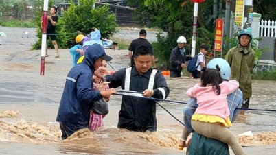 Hevige regenval heeft in verschillende delen van de provincie Khanh Hoa ernstige overstromingen veroorzaakt, waardoor veel scholen moesten overschakelen op online onderwijs.