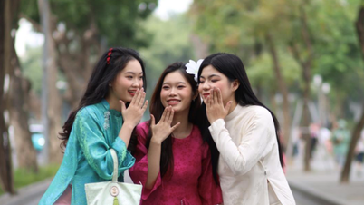 In Hanoi begannen die jungen Leute schon sehr früh voller Vorfreude, sich für Tet (das vietnamesische Neujahrsfest) in traditionelle vietnamesische Ao Dai-Kleider zu kleiden.