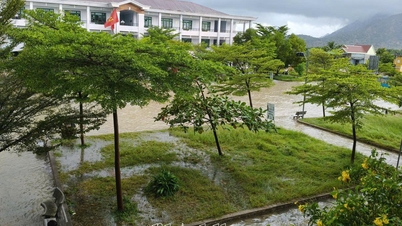 Sok iskola előzetesen engedélyezte a diákoknak, hogy otthon maradjanak a heves esőzések miatt.