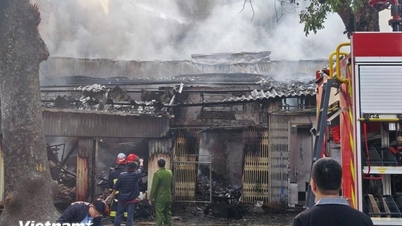 เกิดไฟไหม้ที่แผงขายของ 3 แห่งบนถนนโลดึ๊ก