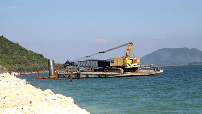 زیر تعمیر تقریباً 1.2 ٹریلین VND Ha Tien بندرگاہ تک رسائی سڑک کا قریبی منظر۔