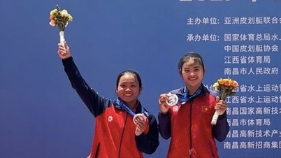 Después de ganar la medalla de oro, ¿qué tipo de recompensas recibirán las piragüistas Nguyen Thi Huong y Diep Thi Huong?