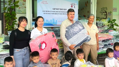 Oferirea de cadouri și înmânarea de case pentru a sprijini copiii și familiile defavorizate din zonele afectate de dezastre din comuna Thuong Duc, districtul Duy Xuyen.