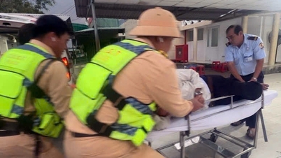 មន្ត្រីប៉ូលីសចរាចរណ៍បានជួយសង្គ្រោះភ្លាមៗនូវមនុស្សម្នាក់ដែលស្ថិតក្នុងស្ថានភាពធ្ងន់ធ្ងរនៅលើផ្លូវល្បឿនលឿន Trung Luong ទីក្រុងហូជីមិញ។