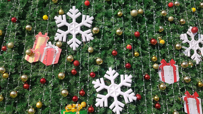 سرزمین کلیساها را کاوش کنید و مکان‌های عکاسی کریسمس را کشف کنید.