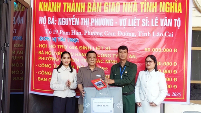 تسليم بيت امتنان لزوجة الشهيد لي فان تو.