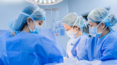 A fetus with "mirror image" situs inversus was born healthy.