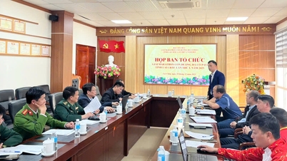 ライチャウ省「パヴィ古石道」マラソンを支援する組織委員会と小委員会の会議。