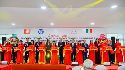 Inhuldiging van een gebouw, gefinancierd door de Italiaanse ontwikkelingshulp (ODA), aan de faculteit Geneeskunde en Farmacie van de Universiteit van Hue.