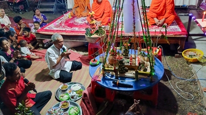 기도 의식을 통해 드러나는 크메르 문화의 생동감 넘치는 색채.