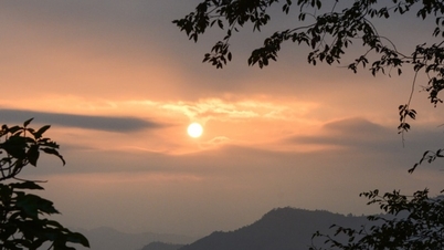 Don Den: Observa el amanecer y persigue el mar de nubes de 4 a 6 AM.