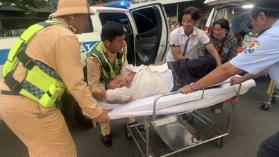 Während das Auto mit hoher Geschwindigkeit auf der Autobahn fährt, hört ein Beifahrer auf zu atmen; der Fahrer signalisiert der Verkehrspolizei um Hilfe.