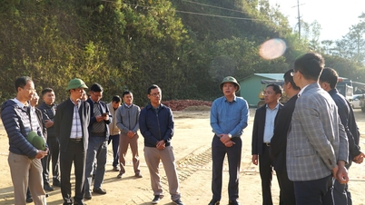 Předseda provinčního lidového výboru Lai Chau Ha Quang Trung kontroluje postup projektu silničního tunelu u průsmyku Hoang Lien.