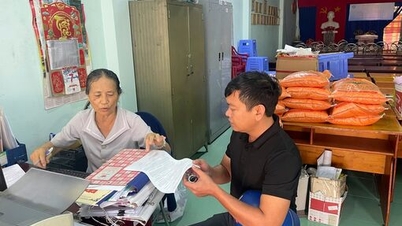 Η γραμματέας του παραρτήματος του Κόμματος είναι υποδειγματική και αφοσιωμένη στη δουλειά της.