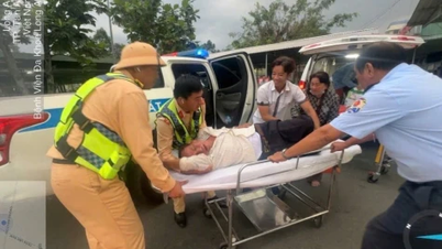 교통경찰관들이 고속도로에서 중상을 입은 승객을 신속하게 구조했습니다.