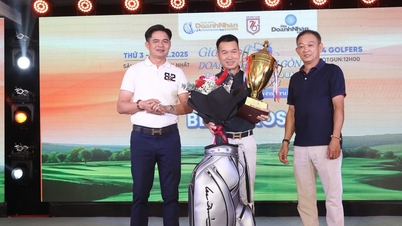 Biznesmen z Sajgonu gra w golfa, aby zebrać fundusze na pomoc mieszkańcom środkowego Wietnamu poszkodowanym przez powodzie.