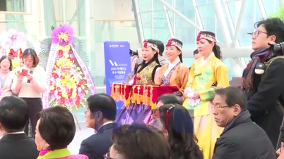Le président Hô Chi Minh représenté par une sculpture lumineuse à Séoul.