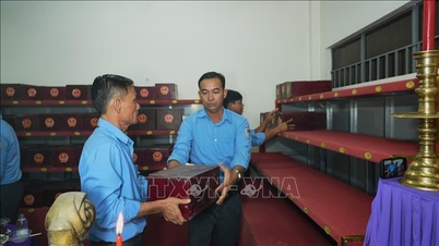 Đón hài cốt liệt sỹ quân tình nguyện và chuyên gia Việt Nam hy sinh tại Campuchia về nước