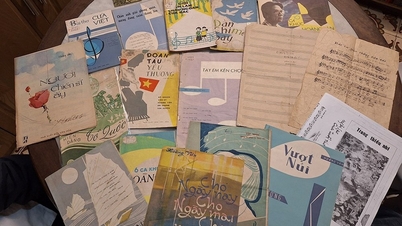 Het waardevolle manuscript van componist Hoang Van wordt officieel bewaard in het Nationaal Archiefcentrum III.