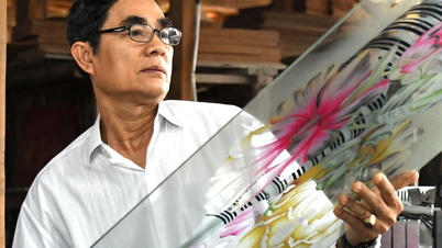 سابق فوجی داغدار شیشے کی پینٹنگ کے ہنر کو محفوظ رکھتے ہیں۔