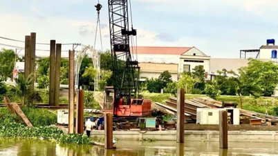 Verkehrsumleitungshinweis wegen des Baus der Brücke über den Kanal 79 auf der Provinzstraße 831.