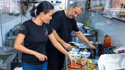 Det vil være en utlending som lager tradisjonell storfe-pho på Pho-dagen.