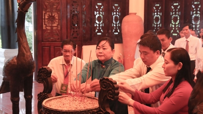 Делегація, яка брала участь у Першому з'їзді Асоціації фермерів провінції Віньлонг, відвідала Меморіал голови Ради міністрів Фам Хунга.