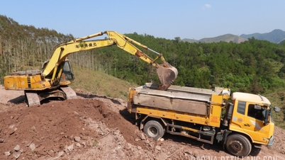 بسرعة تسليم الأرض لبناء مدرسة متعددة المستويات.